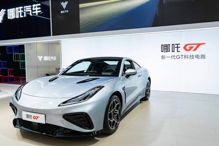 佛山115哪吒汽车在智能汽车领域的表现，领途汽车在新能源汽车市场中的影响力